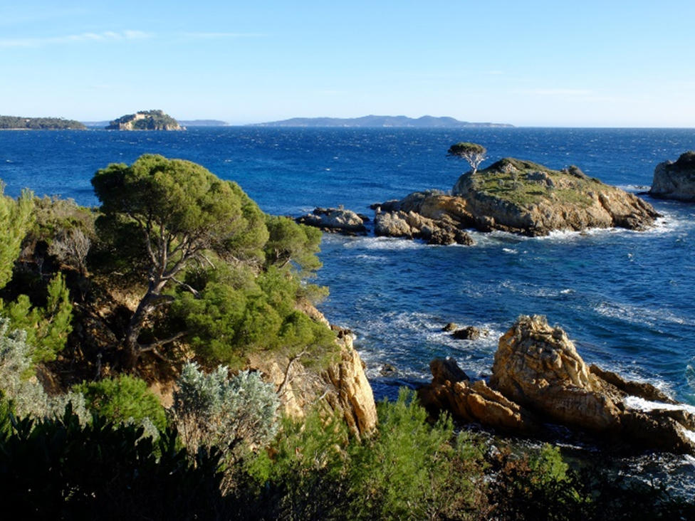 Le fort de Brégançon au loin vu de la plage de l’Estagnol